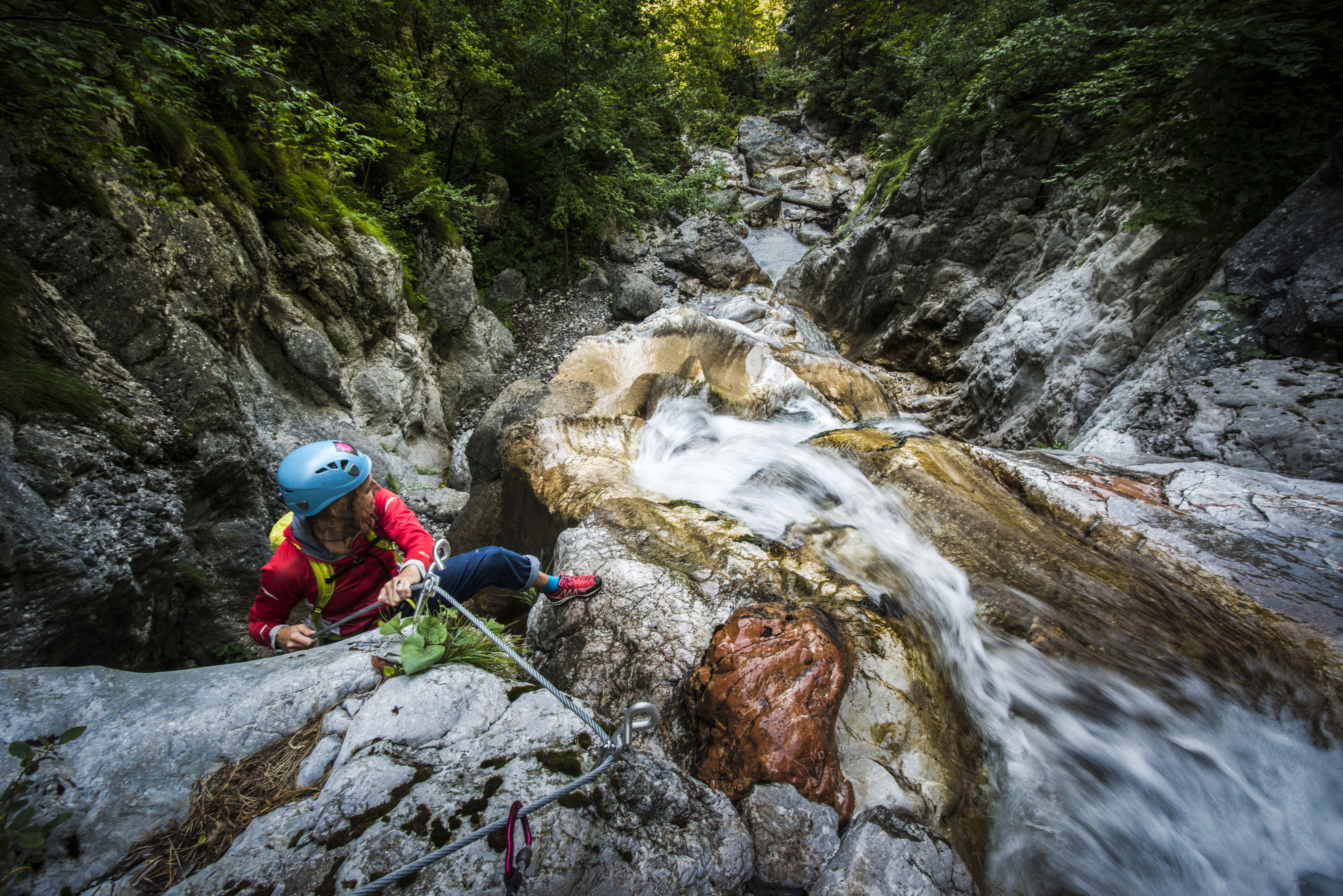 climbing nexto to the watterfalls in the Cooler canyon